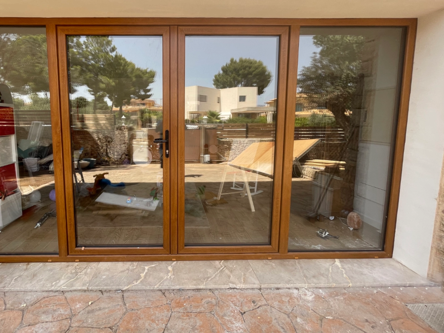 Ventana de aluminio con rotura de puente térmico instalada en Ibiza