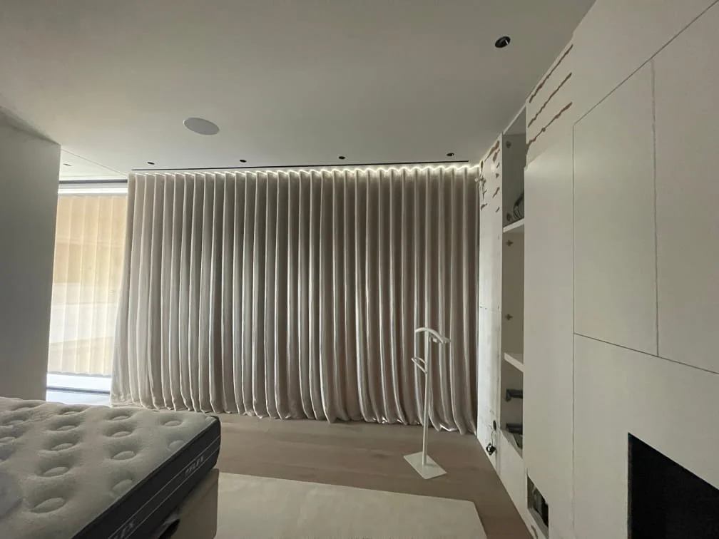 Cortina blackout en dormitorio de Ibiza