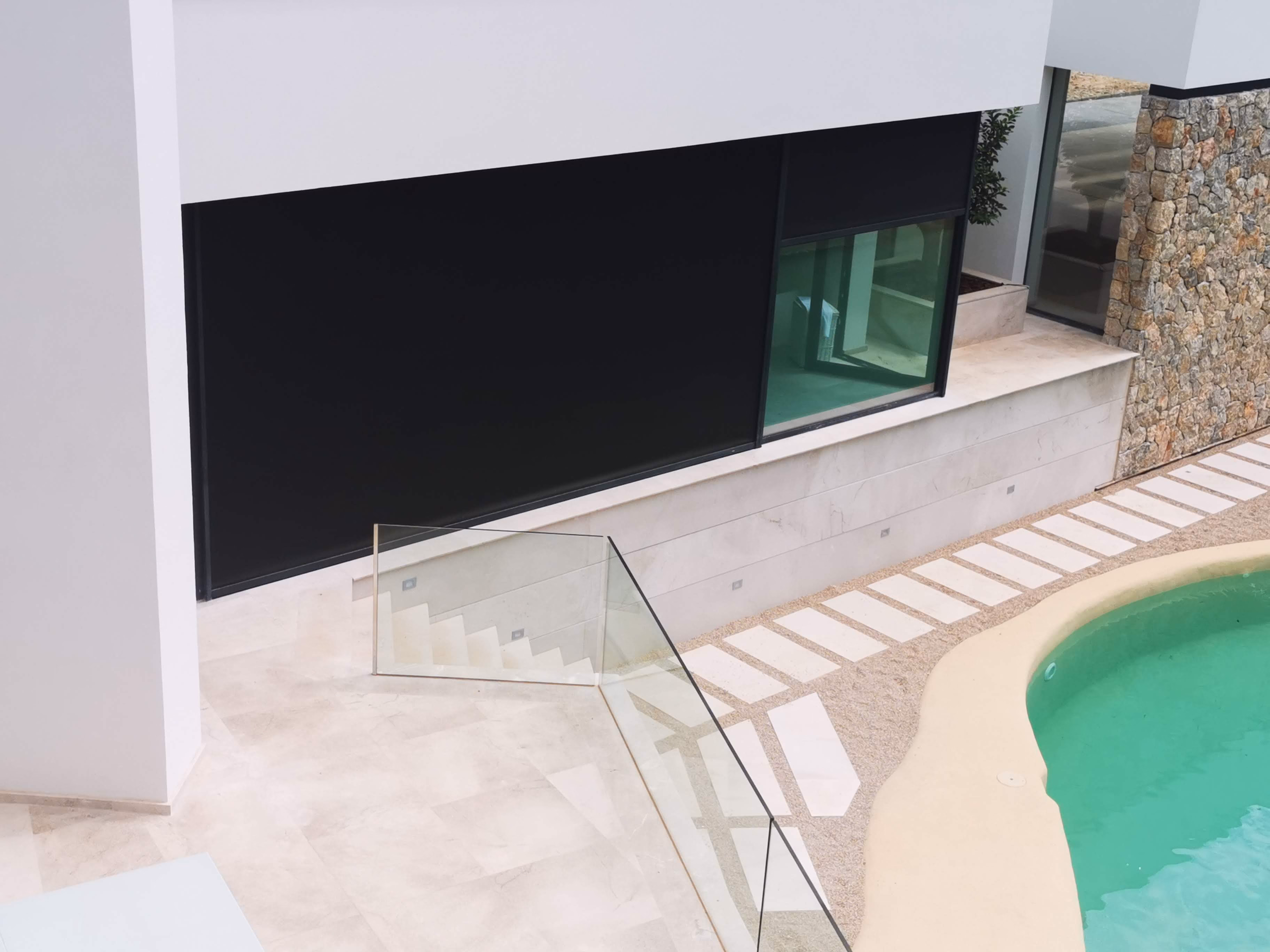 Toldo para ventana en fachada de Ibiza