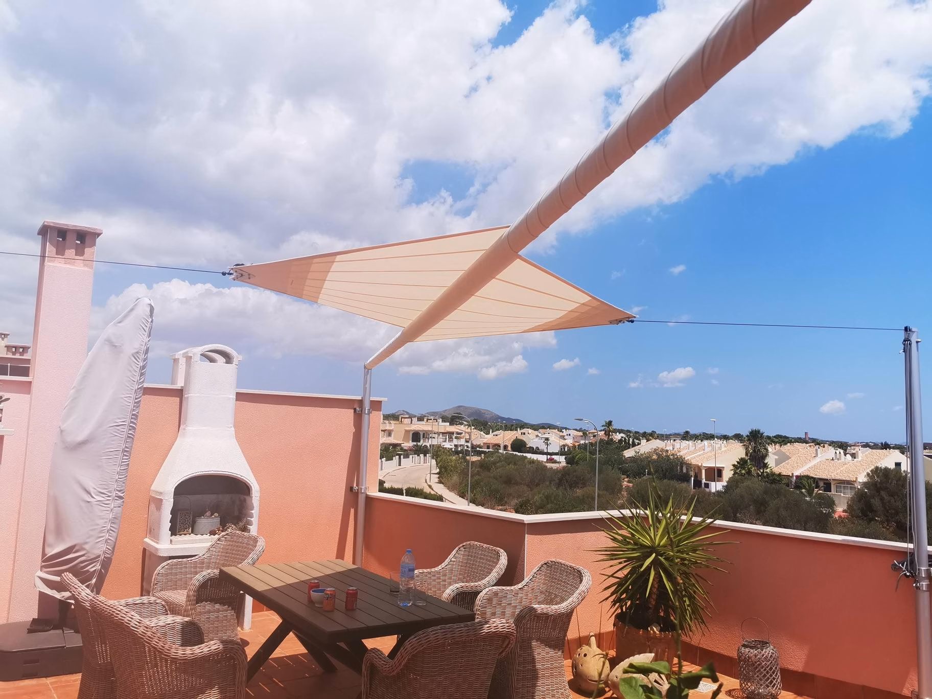 Toldo corredero en jardín de Ibiza
