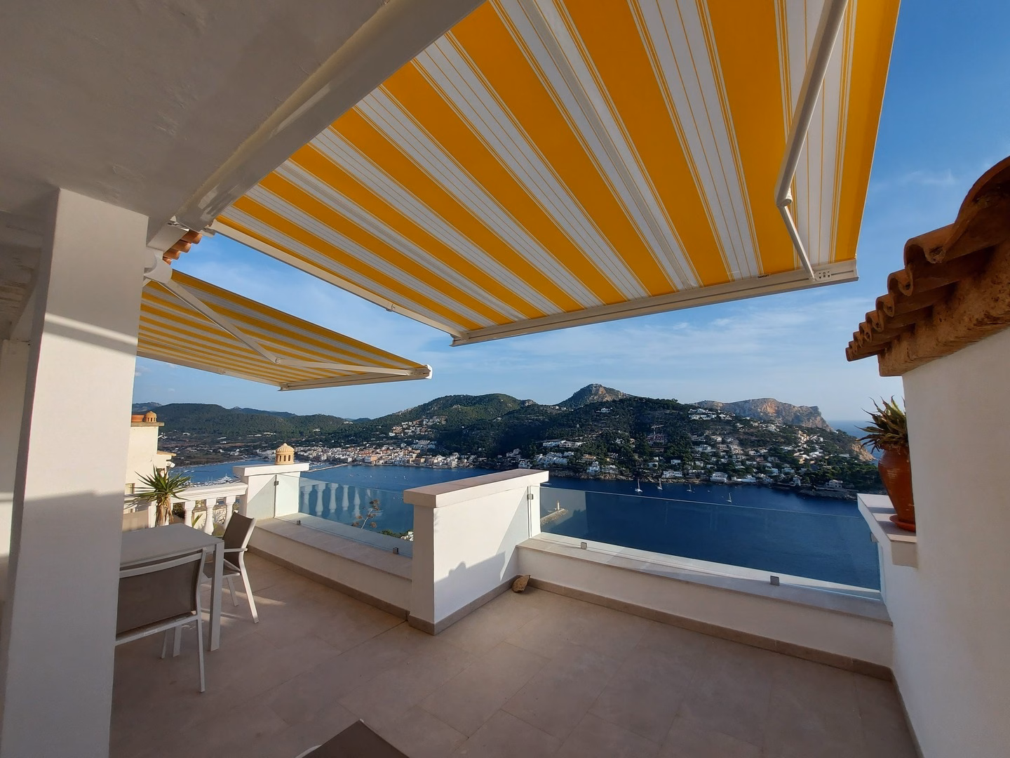 Toldo de brazos articulares en terraza de Ibiza