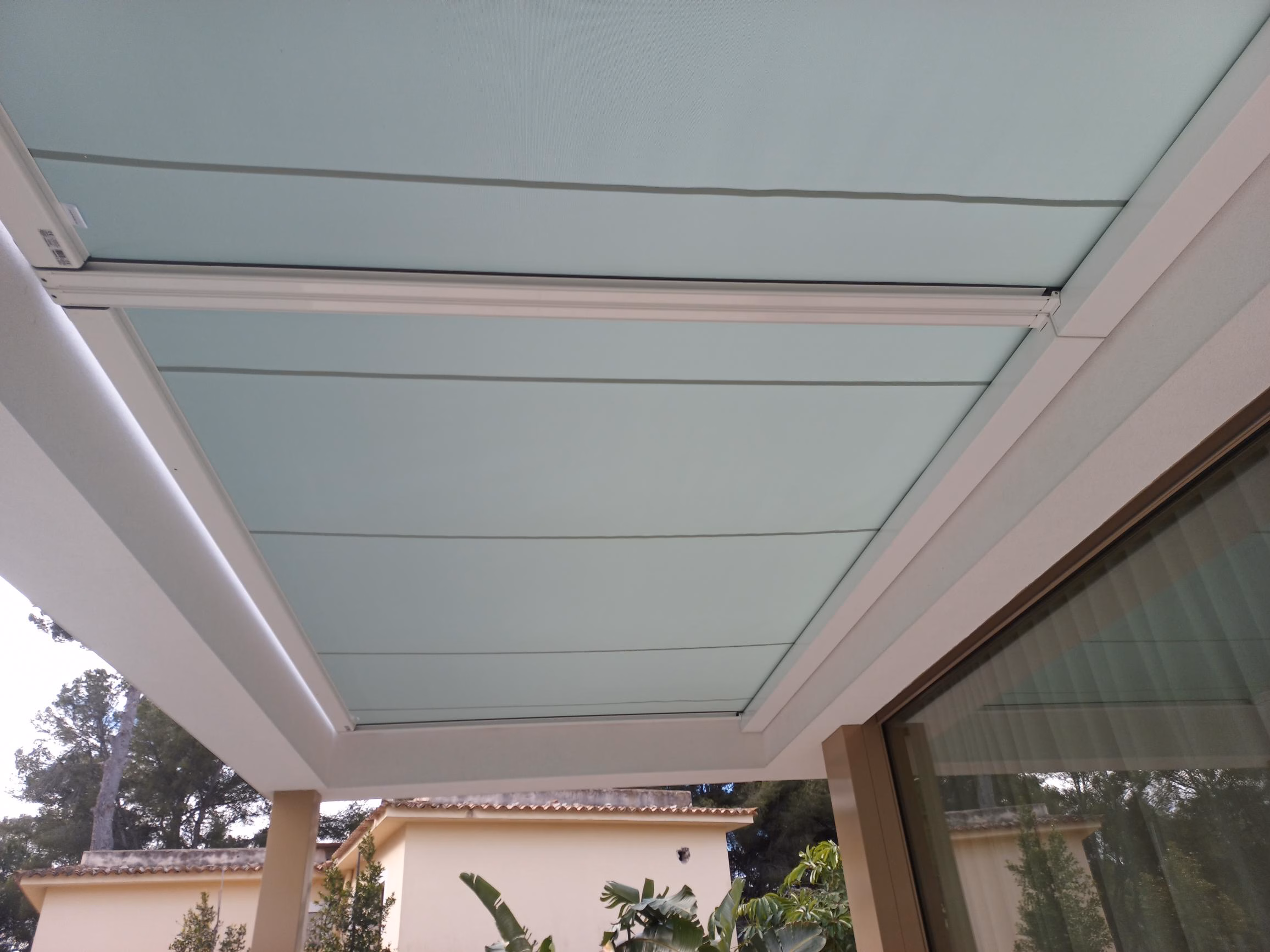 Toldo motorizado instalado en una terraza de Ibiza